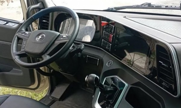 Капотный тягач Shacman Sag Moto Z3 2024 года продается в России за 12 млн рублей