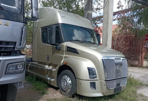 Капотный тягач Shacman Sag Moto Z3 2024 года продается в России за 12 млн рублей