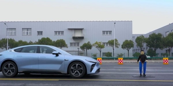 Китайцы протестировали премиальный кроссовер, который скоро появится в России Китайцы протестировали премиальный кроссовер, который скоро появится в России