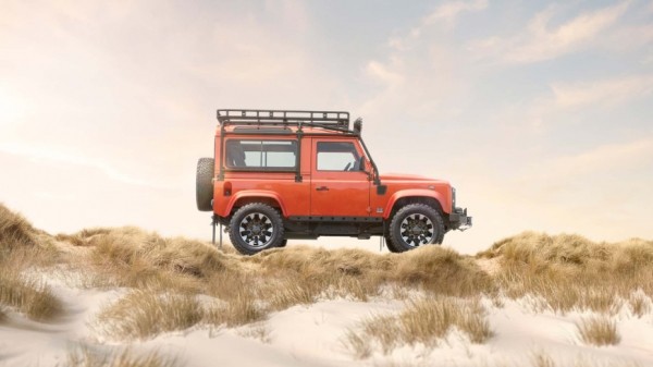 Land Rover решил представить оригинальную версию внедорожника Defender 