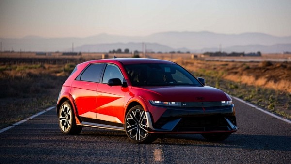 Почему Tesla ставит на Cybertruck светодиодный бар, но не подключает его Почему Tesla ставит на Cybertruck светодиодный бар, но не подключает его