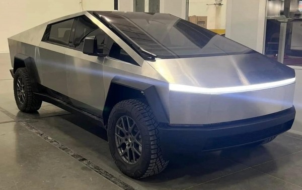 Почему Tesla ставит на Cybertruck светодиодный бар, но не подключает его Почему Tesla ставит на Cybertruck светодиодный бар, но не подключает его