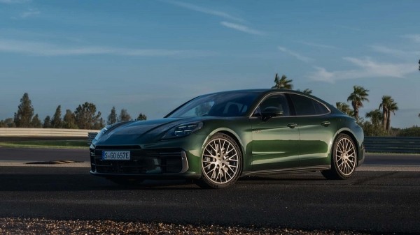Porsche будет продавать электрическую Panamera вместе с бензиновый версией Porsche будет продавать электрическую Panamera вместе с бензиновый версией
