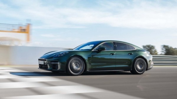Porsche будет продавать электрическую Panamera вместе с бензиновый версией Porsche будет продавать электрическую Panamera вместе с бензиновый версией