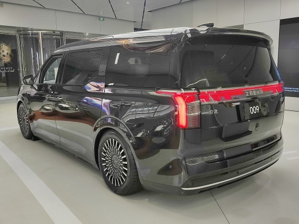 Владельцы премиальных автомобилей BMW и Porsche пересаживаются в китайский электрокар