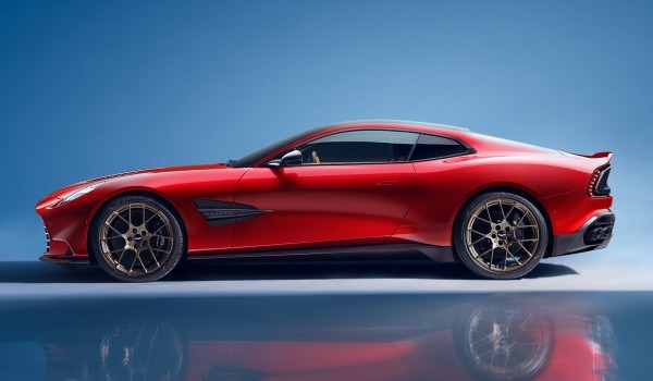 Показан новый Aston Martin Vanquish с мотором V12 Показан новый Aston Martin Vanquish с мотором V12