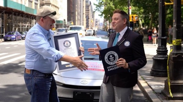 Гибрид Toyota Prius поставил рекорд топливной экономичности Гибрид Toyota Prius поставил рекорд топливной экономичности