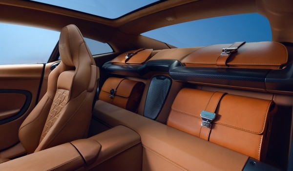 Показан новый Aston Martin Vanquish с мотором V12 Показан новый Aston Martin Vanquish с мотором V12