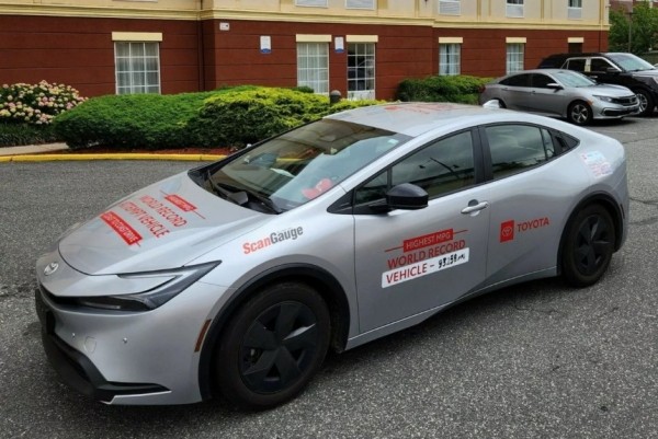 Гибрид Toyota Prius поставил рекорд топливной экономичности Гибрид Toyota Prius поставил рекорд топливной экономичности