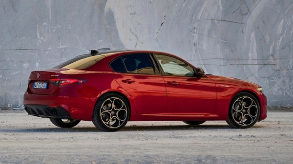 Итальянские седаны Alfa Romeo Giulias сейчас сильно подешевели Итальянские седаны Alfa Romeo Giulias сейчас сильно подешевели