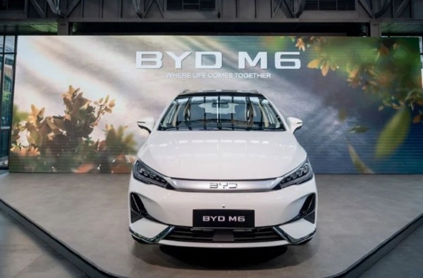 Китайцы показали современный семейный электровэн Китайцы показали современный семейный электровэн