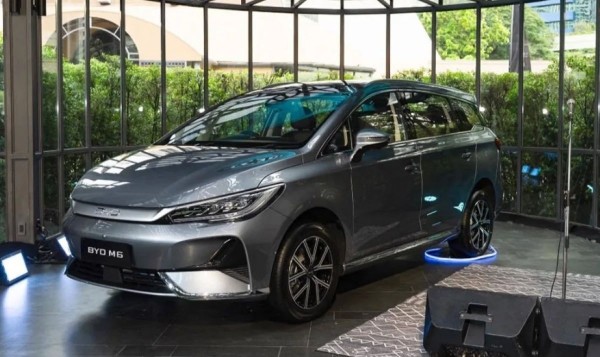 Китайцы показали современный семейный электровэн Китайцы показали современный семейный электровэн