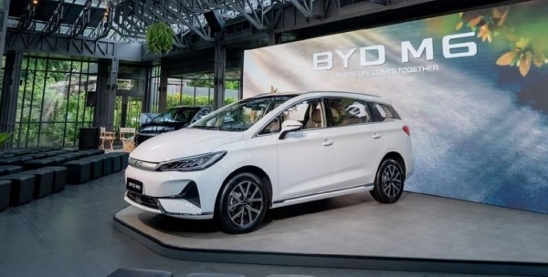 Китайцы показали современный семейный электровэн Китайцы показали современный семейный электровэн