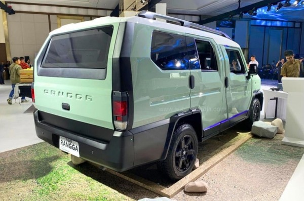 Грузовичок Toyota Hilux Rangga превратили в семиместный универсал Грузовичок Toyota Hilux Rangga превратили в семиместный универсал