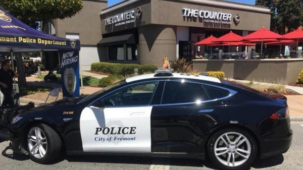 Чем не нравится калифорнийским копам полицейские машины Tesla Чем не нравится калифорнийским копам полицейские машины Tesla