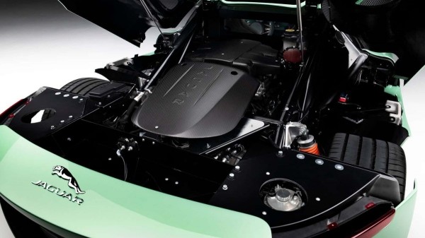 Cуперкар Jaguar C-X75 наконец-то добрался до дорог общего пользования Cуперкар Jaguar C-X75 наконец-то добрался до дорог общего пользования