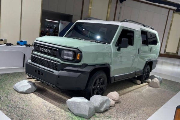 Грузовичок Toyota Hilux Rangga превратили в семиместный универсал Грузовичок Toyota Hilux Rangga превратили в семиместный универсал