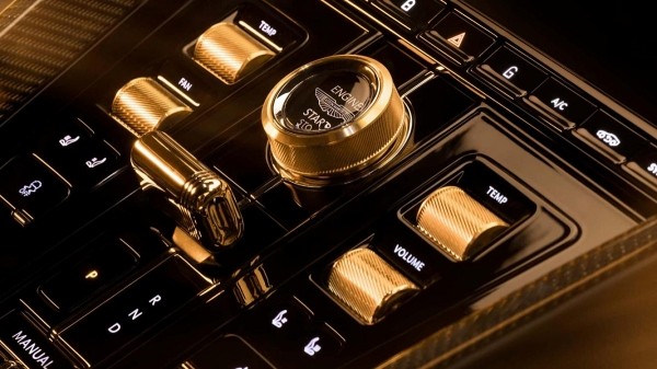 В отделке особого Aston Martin DB12 Goldfinger есть настоящее золото В отделке особого Aston Martin DB12 Goldfinger есть настоящее золото