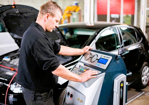 На автосалоне в Гуанчжоу показали роскошный минивэн с «троном» в салоне На автосалоне в Гуанчжоу показали роскошный минивэн с «троном» в салоне