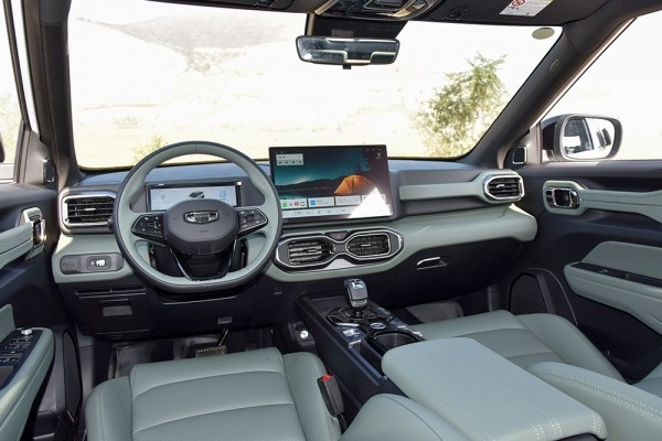 Новый кроссовер Geely удивил китайцев ценами и «джинсовым» салоном