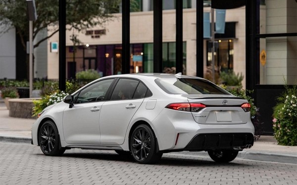 В Россию привезли Toyota Corolla с более дерзкой спортивной внешностью В Россию привезли Toyota Corolla с более дерзкой спортивной внешностью