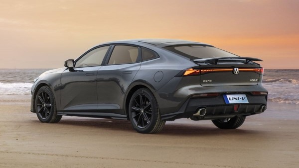 Лифтбек Changan Uni-V: русификация и теплые опции Лифтбек Changan Uni-V: русификация и теплые опции