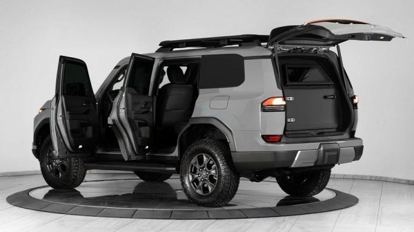 Бронированный Lexus GX550 выдерживает подрыв двух гранат