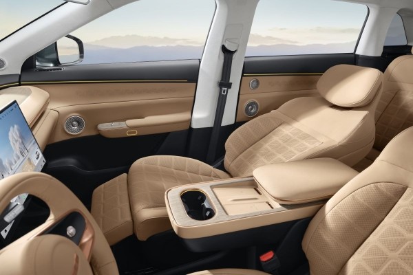 Chery представила роскошный кроссовер Exlantix ET с мини-баром Chery представила роскошный кроссовер Exlantix ET с мини-баром