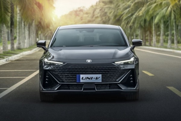 Лифтбек Changan Uni-V: русификация и теплые опции Лифтбек Changan Uni-V: русификация и теплые опции