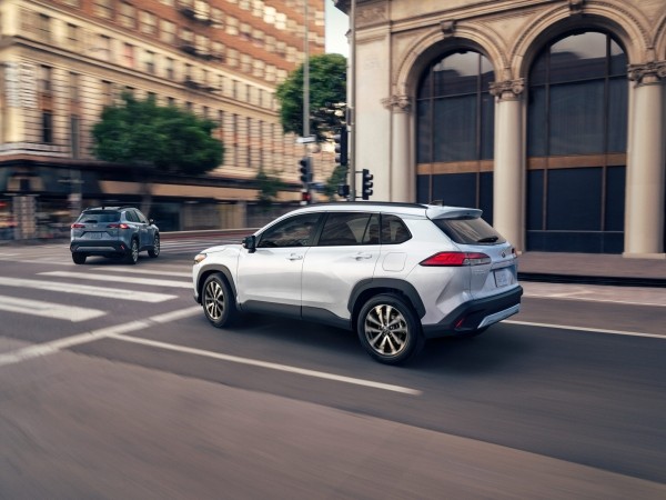 Toyota Corolla Cross 2025 получил экономичный гибридный вариант Toyota Corolla Cross 2025 получил экономичный гибридный вариант