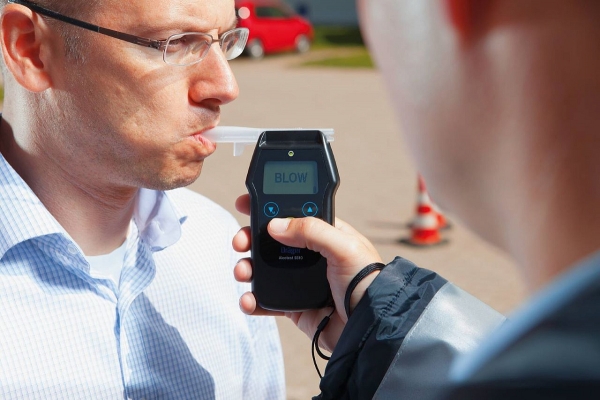 В ГАИ назвали, сколько раз водителя могут заставить продувать алкотестер, чтобы лишить прав В ГАИ назвали, сколько раз водителя могут заставить продувать алкотестер, чтобы лишить прав