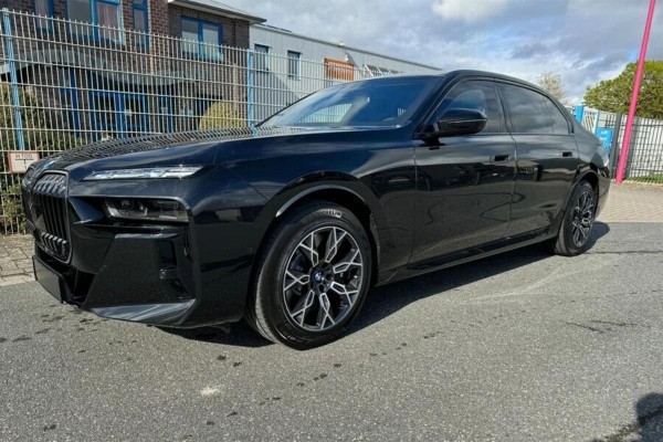 В Москве выставили на продажу самый дорогой BMW. Сколько он стоит В Москве выставили на продажу самый дорогой BMW. Сколько он стоит