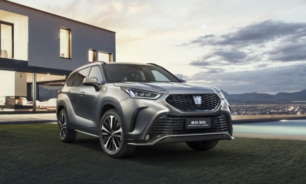 В Россию привезли большой кроссовер Toyota Crown Kluger. Известна цена В Россию привезли большой кроссовер Toyota Crown Kluger. Известна цена