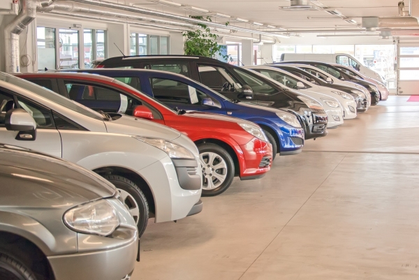 Продажи легковых автомобилей в России вернулись к росту в начале 2025 года