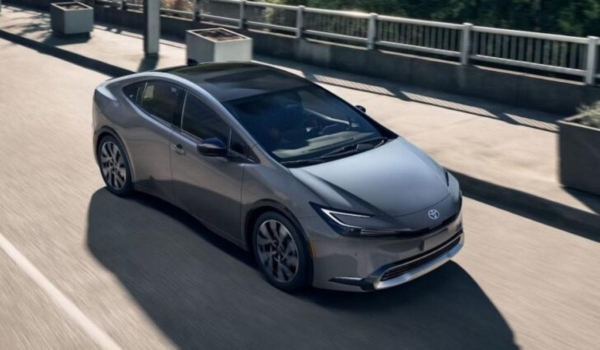 Toyota представила обновленный Prius 2025 года. Авто сняли на фото Toyota представила обновленный Prius 2025 года. Авто сняли на фото