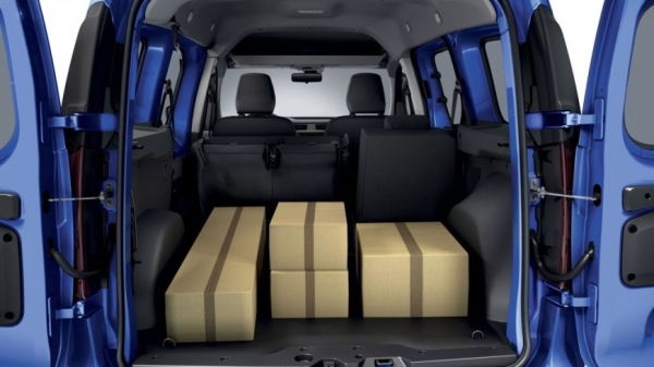 В Россию привезли новые фургоны Renault на замену «Ларгусу» В Россию привезли новые фургоны Renault на замену «Ларгусу»