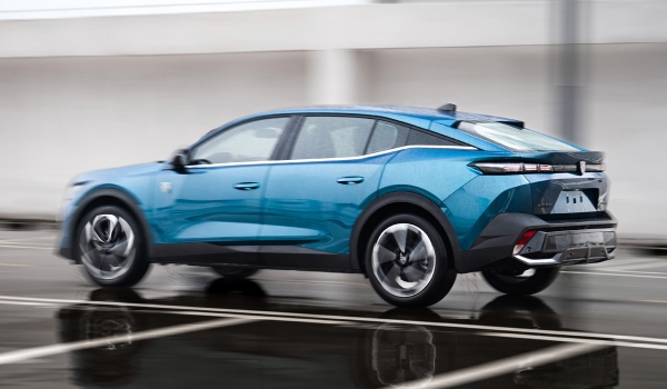 Кросс-лифтбек Peugeot 408X добрался до России: объявлена цена Кросс-лифтбек Peugeot 408X добрался до России: объявлена цена