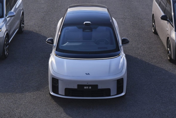 Электрический кроссовер Li i8 показан на официальных снимках Электрический кроссовер Li i8 показан на официальных снимках