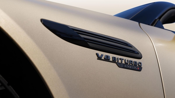 У кабриолета Mercedes-AMG SL появилась «золотая» спецверсия У кабриолета Mercedes-AMG SL появилась «золотая» спецверсия