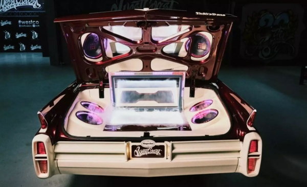 Американский тюнер построил винтажный Cadillac с холодильником для мороженого Американский тюнер построил винтажный Cadillac с холодильником для мороженого