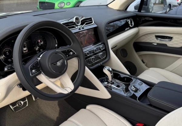 Столичный дилер готов привезти новейший Bentayga: дорого 