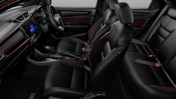 В Россию привезли новые кроссоверы Honda дешевле «Лады» и «Москвича» В Россию привезли новые кроссоверы Honda дешевле «Лады» и «Москвича»