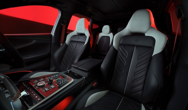 Кроссовер Aston Martin DBX S: новая топ-версия