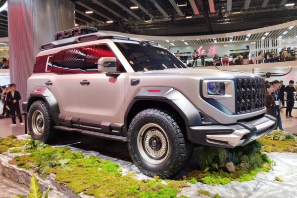 Hongqi готовит роскошный четырехмоторный вездеход Hongqi готовит роскошный четырехмоторный вездеход