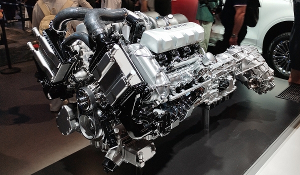 Tank 300 с двумя мостами и собственный двигатель V8