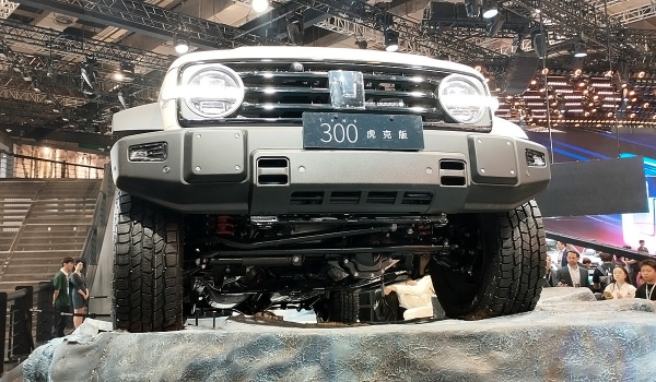 Tank 300 с двумя мостами и собственный двигатель V8