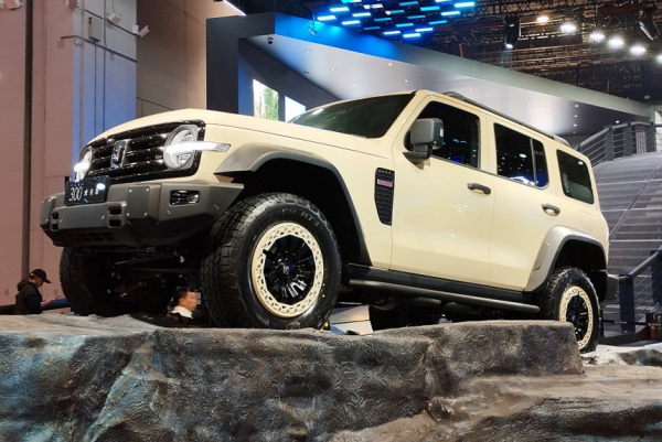 Tank 300 с двумя мостами и собственный двигатель V8