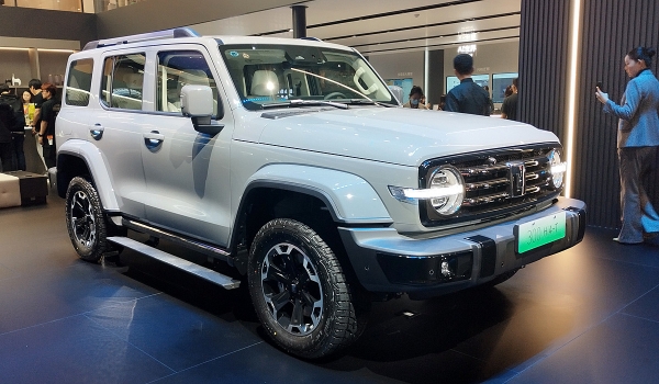 Tank 300 с двумя мостами и собственный двигатель V8