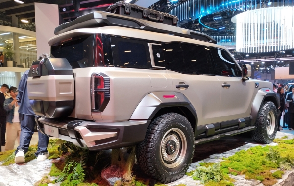 Hongqi готовит роскошный четырехмоторный вездеход Hongqi готовит роскошный четырехмоторный вездеход