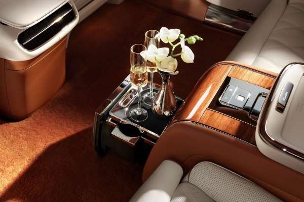 Huawei и JAC показали роскошный салон седана Maextro S800 Huawei и JAC показали роскошный салон седана Maextro S800